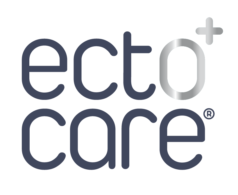 Logo mit dem Schriftzug ecto care in kleinen, dunklen, runden Buchstaben. In der oberen rechten Ecke des Buchstabens o erscheint ein silbernes Pluszeichen. Der Buchstabe e in care ist ein eingetragenes Markensymbol.