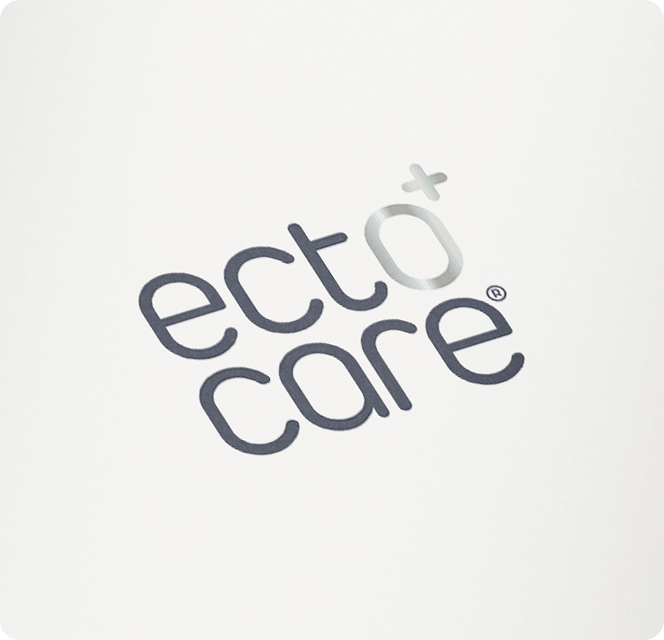 Das Bild zeigt das Logo ecto care in Kleinbuchstaben mit einem Pluszeichen über dem o in ecto, alles in einer modernen, runden Schriftart auf weißem Hintergrund.