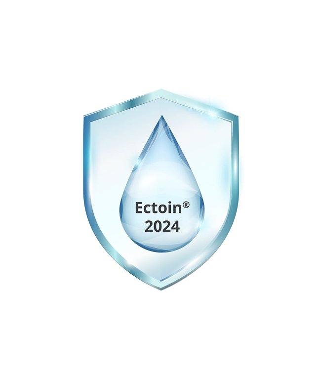 Ein glänzendes silber-blaues Schild mit einem großen Wassertropfen in der Mitte, der den Text Ectoin® 2024 zeigt. Das Bild hat einen sauberen, modernen Look mit weißem Hintergrund und abgerundeten Ecken.