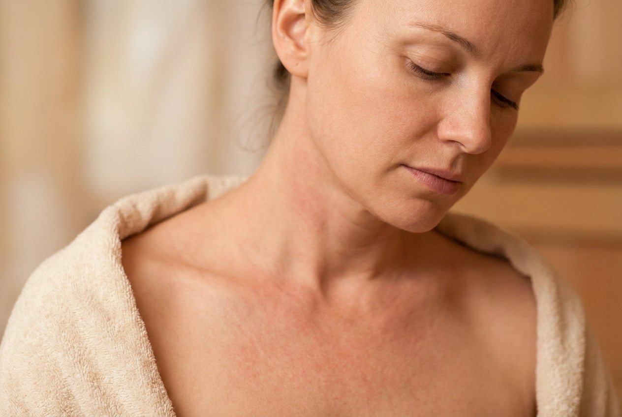 Milde Rötung und trockene Haut am Hals bei Neurodermitis, Handtuch im Sauna-Kontext