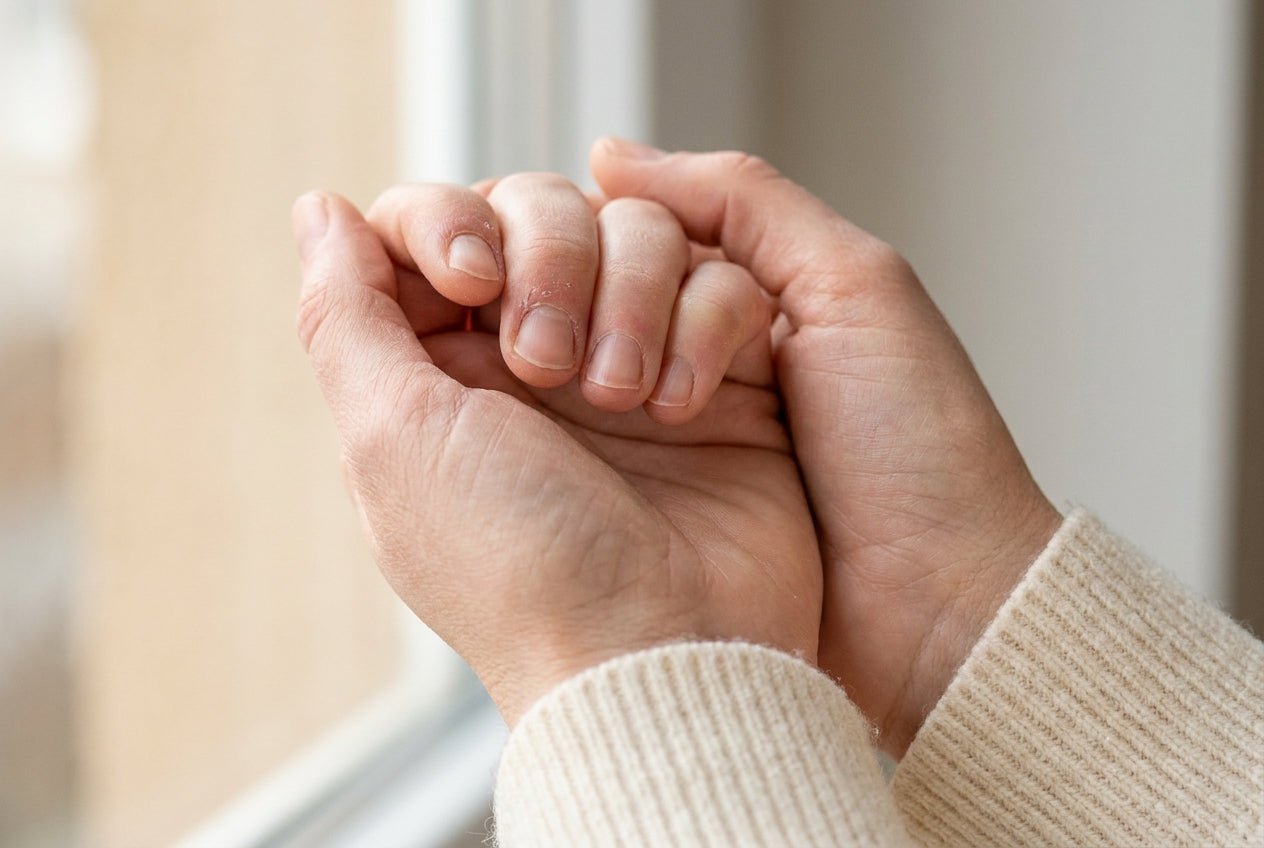 Trockene Hände mit feiner Schuppung an Knöcheln und Nagelrändern