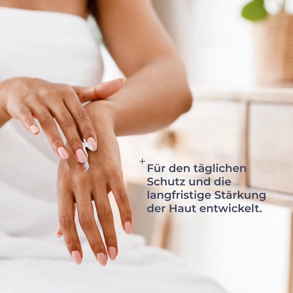
                  
                    Frau trägt Handcreme auf die Hand auf, Text: 'Für den täglichen Schutz und die langfristige Stärkung der Haut entwickelt.'
                  
                